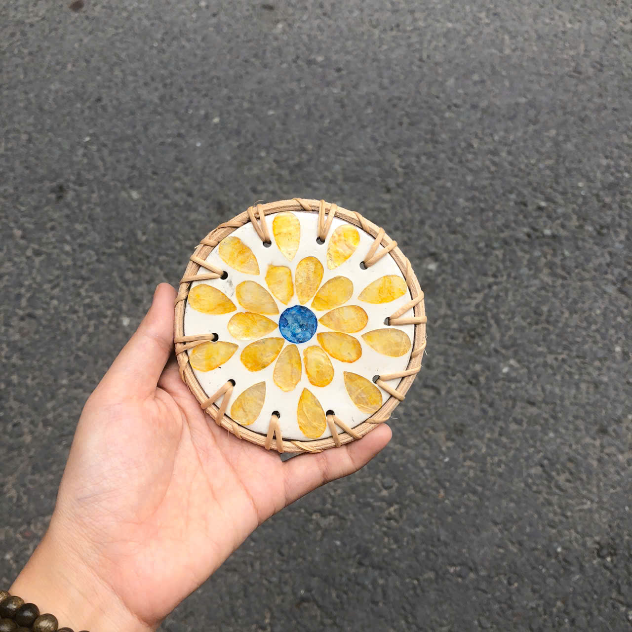 ảnh của sản phẩm Tấm lót khảm trai viền mây dùng lót ly/ bình hoa/ nồi decor - Rattan Placemat số 77