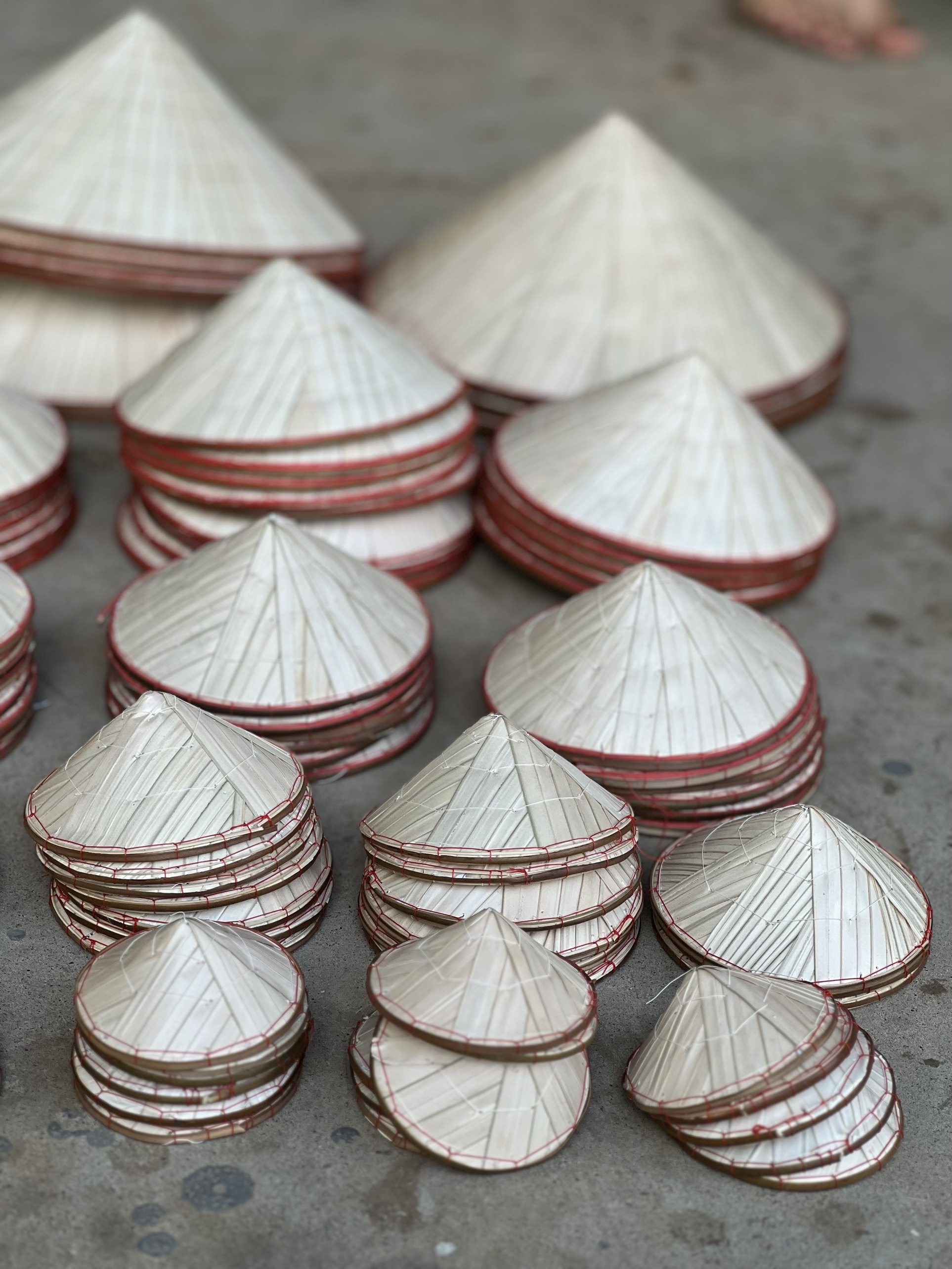 Nón lá Huế trang trí deco phong cách đồng quê - Nón lá biểu diễn văn nghệ nhiều kích thước giá 26,000 đang rẻ nhất thị trường