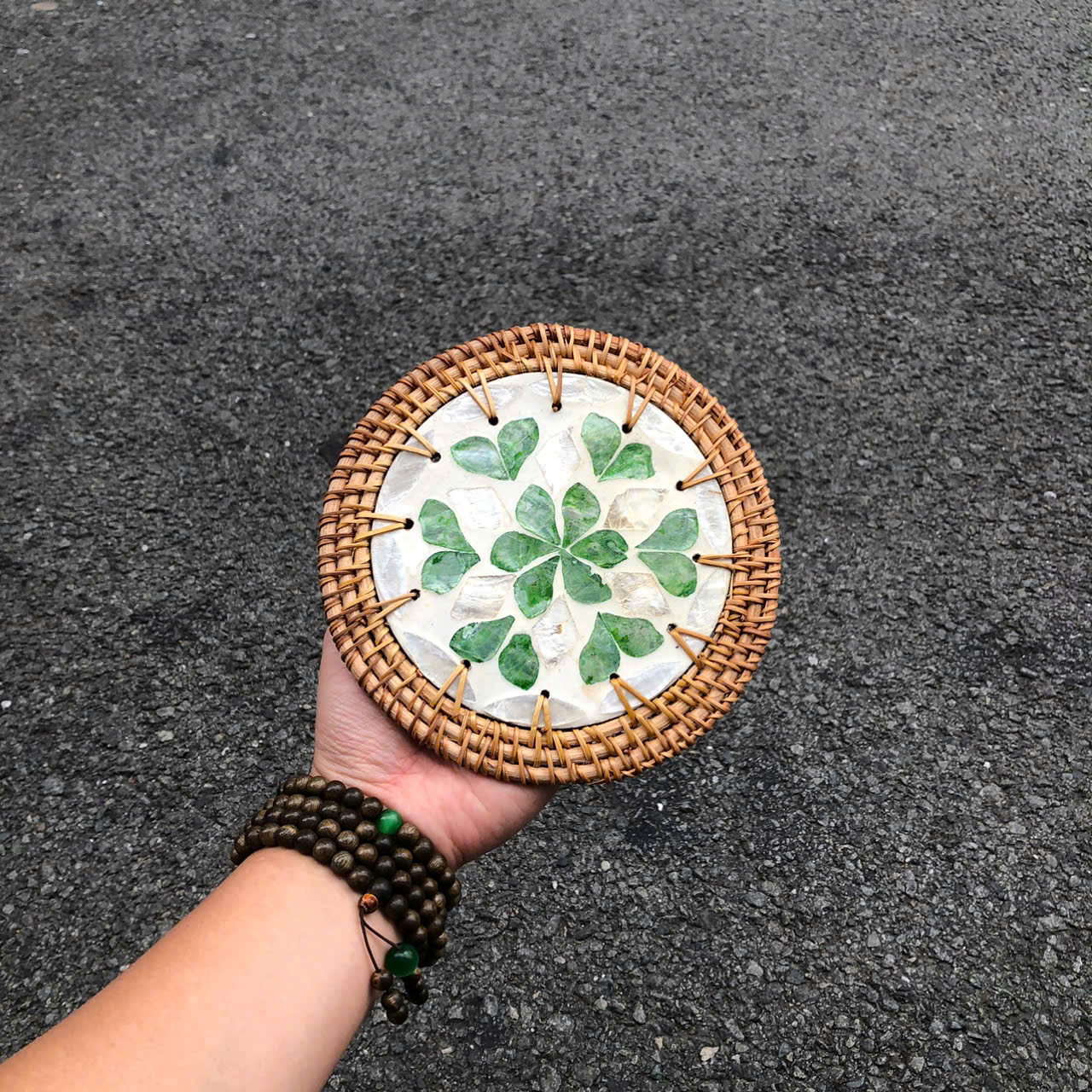 ảnh của sản phẩm Tấm lót khảm trai viền mây dùng lót ly/ bình hoa/ nồi decor - Rattan Placemat số 43