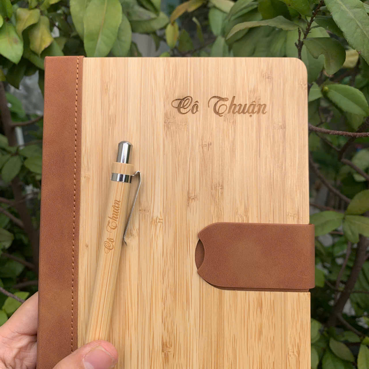 Sổ tay da bìa tre tặng kèm bút bi tre khắc tên theo yêu cầu làm quà tặng giá 149,000 đang rẻ nhất thị trường