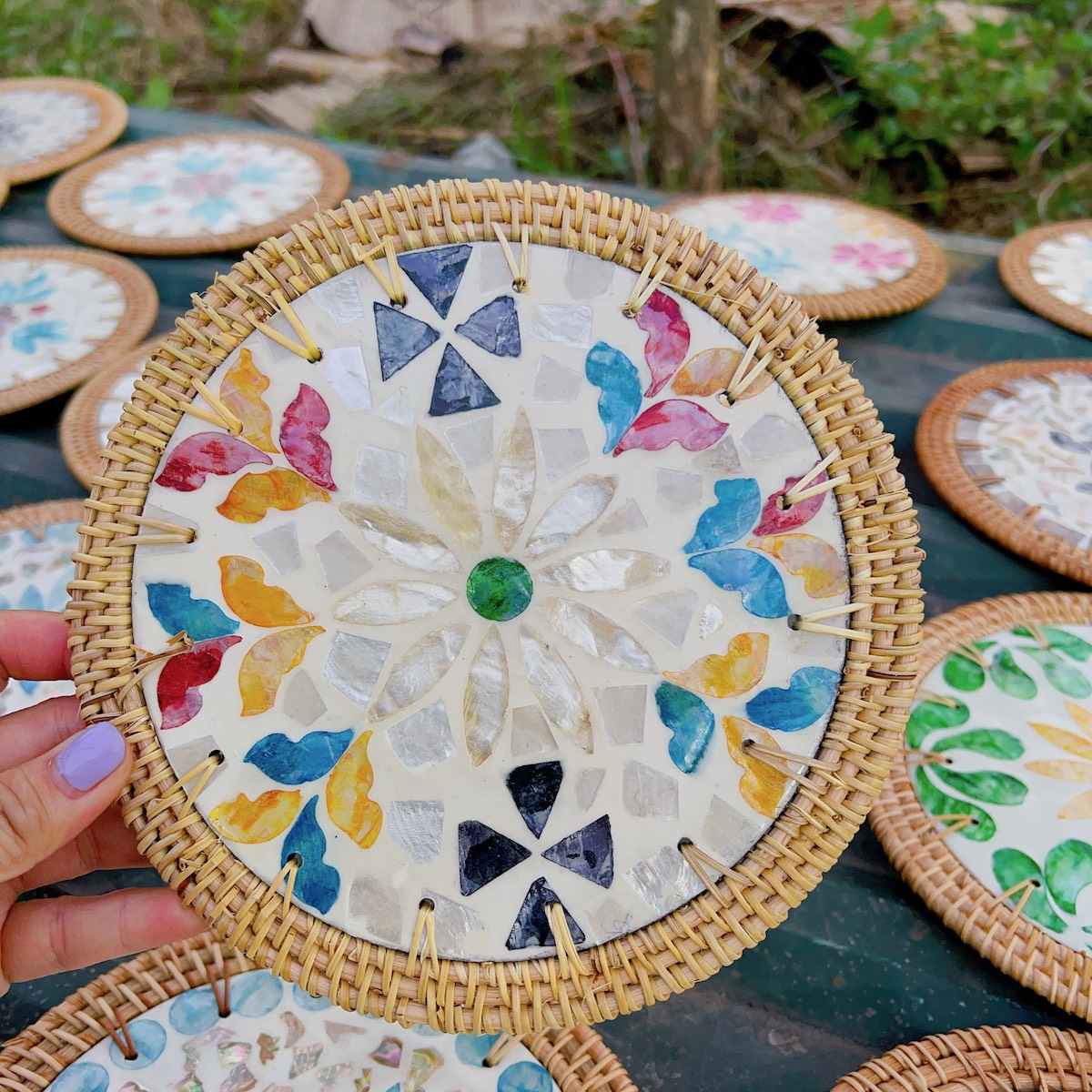 ảnh của sản phẩm Tấm lót khảm trai viền mây dùng lót ly/ bình hoa/ nồi decor - Rattan Placemat số 8