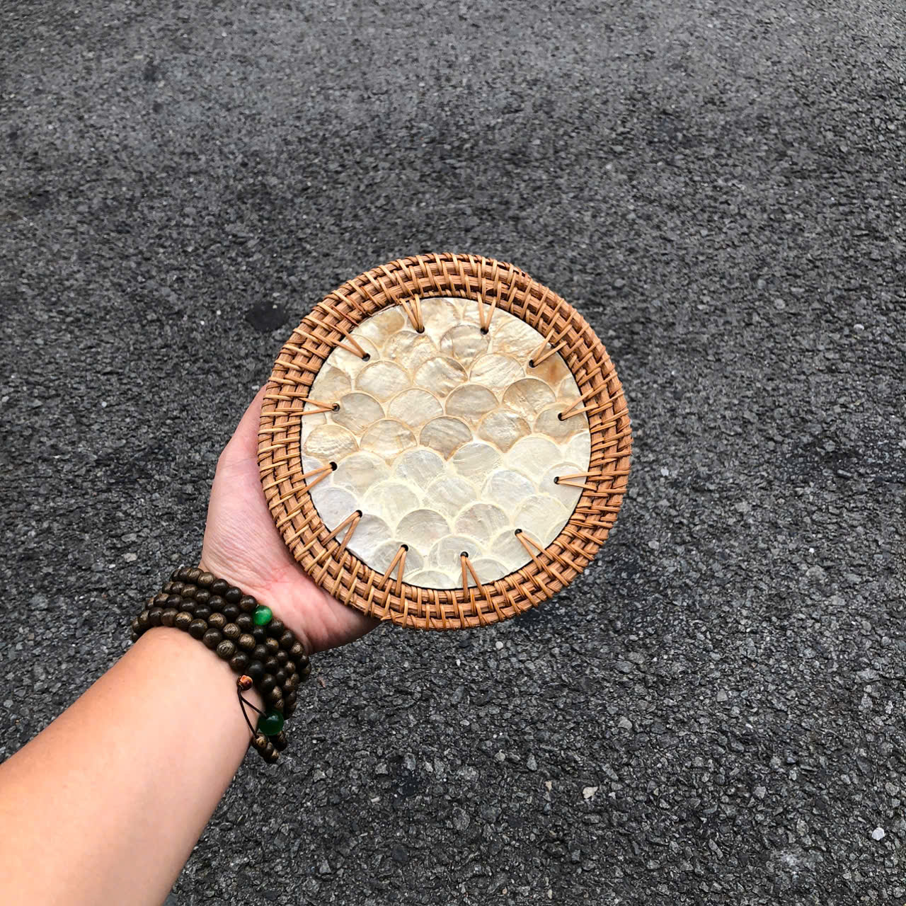 ảnh của sản phẩm Tấm lót khảm trai viền mây dùng lót ly/ bình hoa/ nồi decor - Rattan Placemat số 45