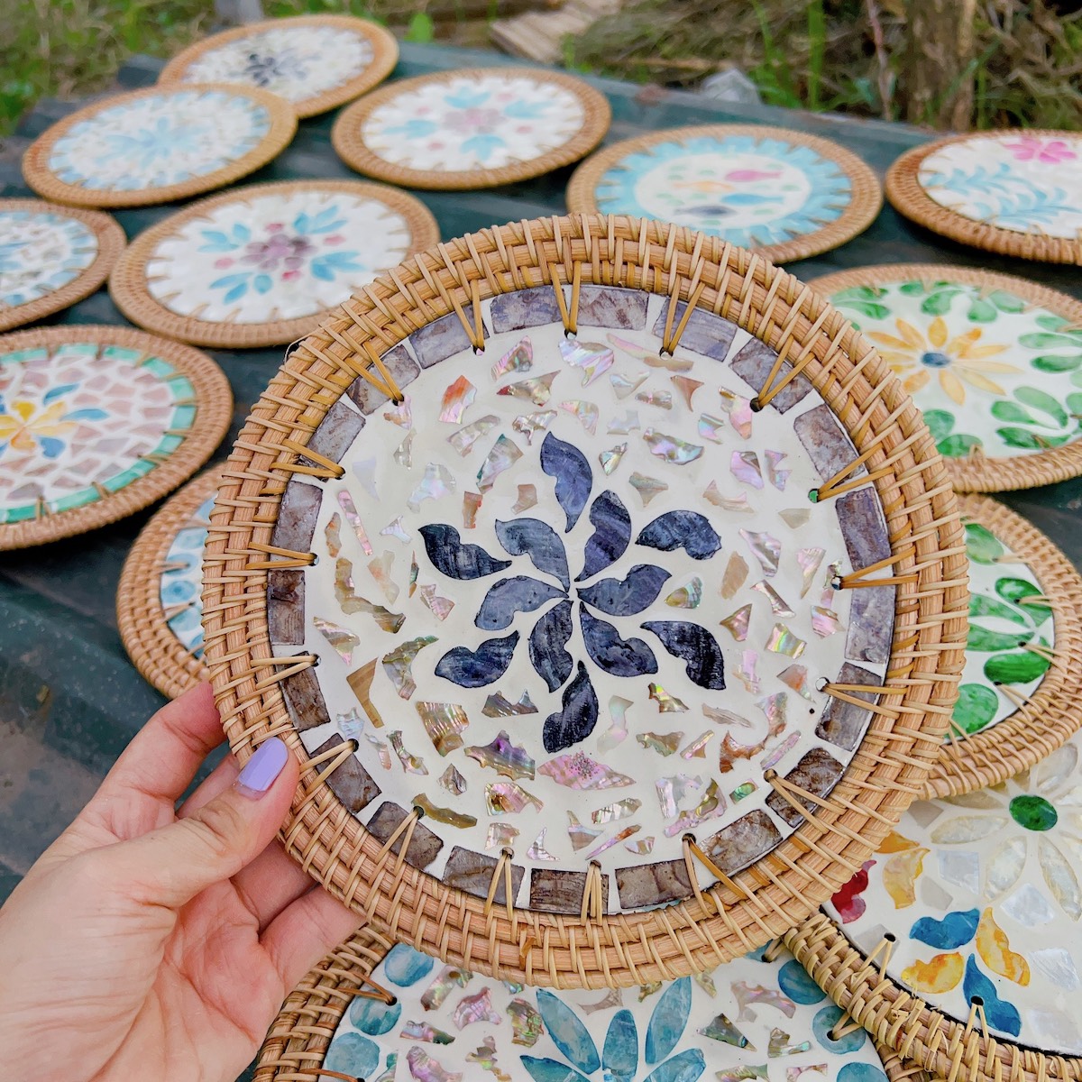 ảnh của sản phẩm Tấm lót khảm trai viền mây dùng lót ly/ bình hoa/ nồi decor - Rattan Placemat số 4