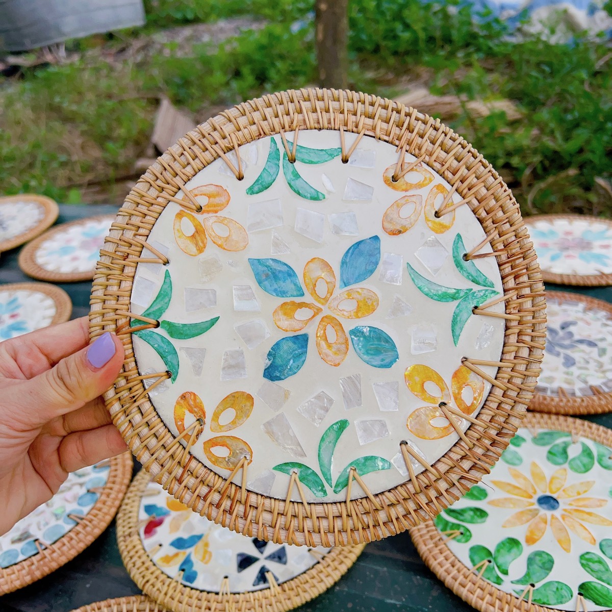 ảnh của sản phẩm Tấm lót khảm trai viền mây dùng lót ly/ bình hoa/ nồi decor - Rattan Placemat số 9