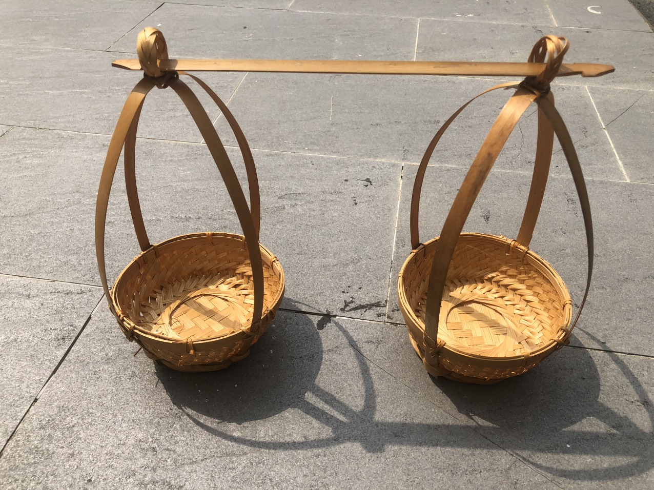 ảnh của sản phẩm Quang gánh mini trang trí decor dễ thương chụp ảnh - Quang gánh tre mini hun khói số 5