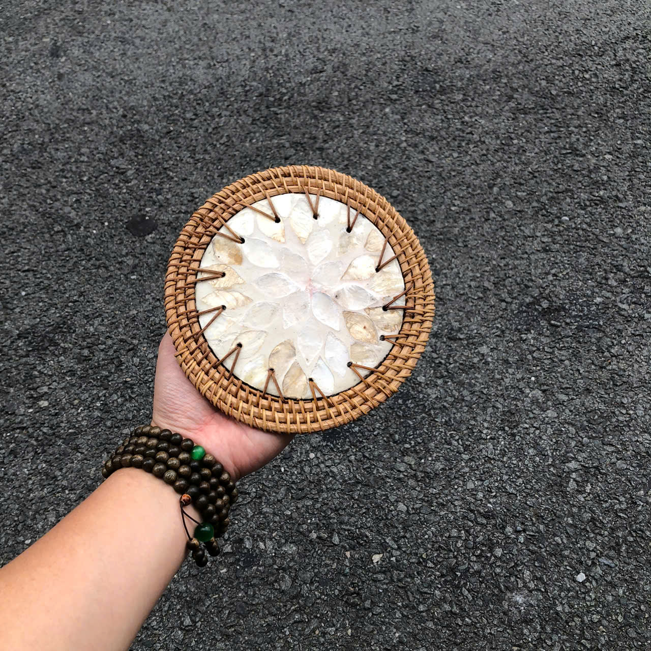 ảnh của sản phẩm Tấm lót khảm trai viền mây dùng lót ly/ bình hoa/ nồi decor - Rattan Placemat số 42