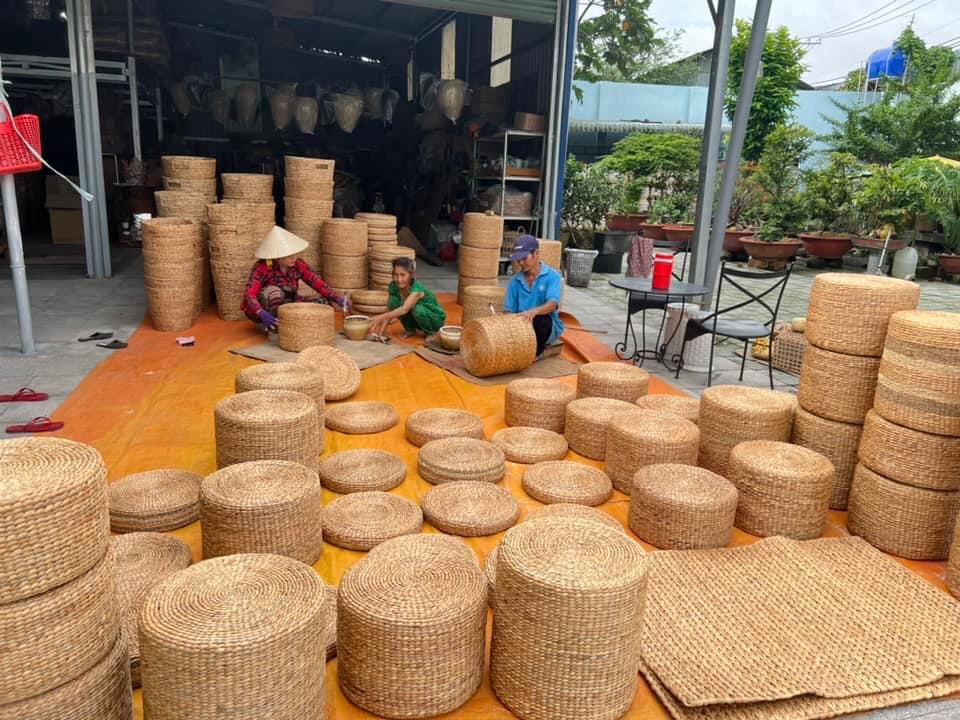 Ghế đôn ngồi lục bình tự nhiên 40x20cm - Round Water Hyacinth Woven Ottoman giá 290,000 đang rẻ nhất thị trường