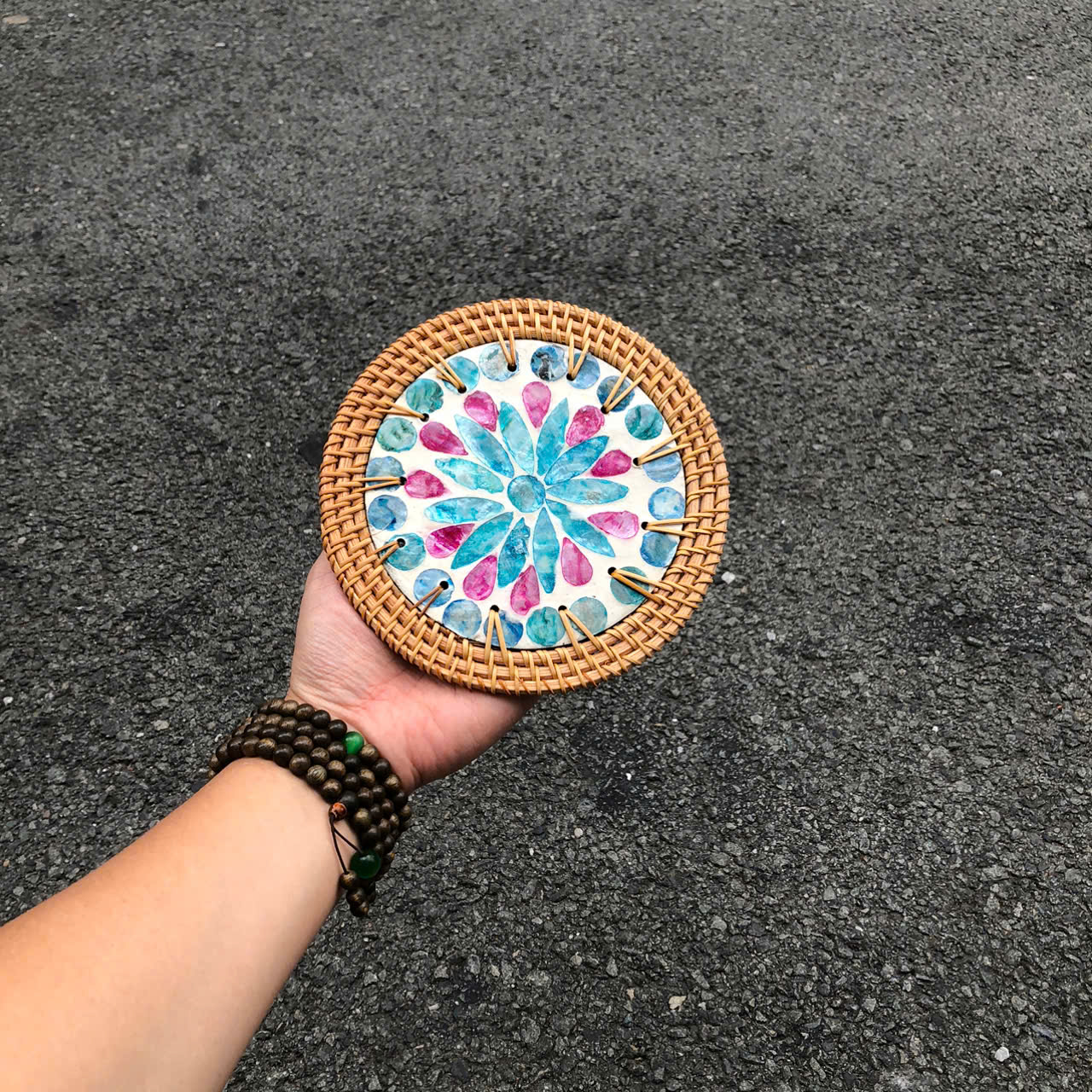 ảnh của sản phẩm Tấm lót khảm trai viền mây dùng lót ly/ bình hoa/ nồi decor - Rattan Placemat số 50