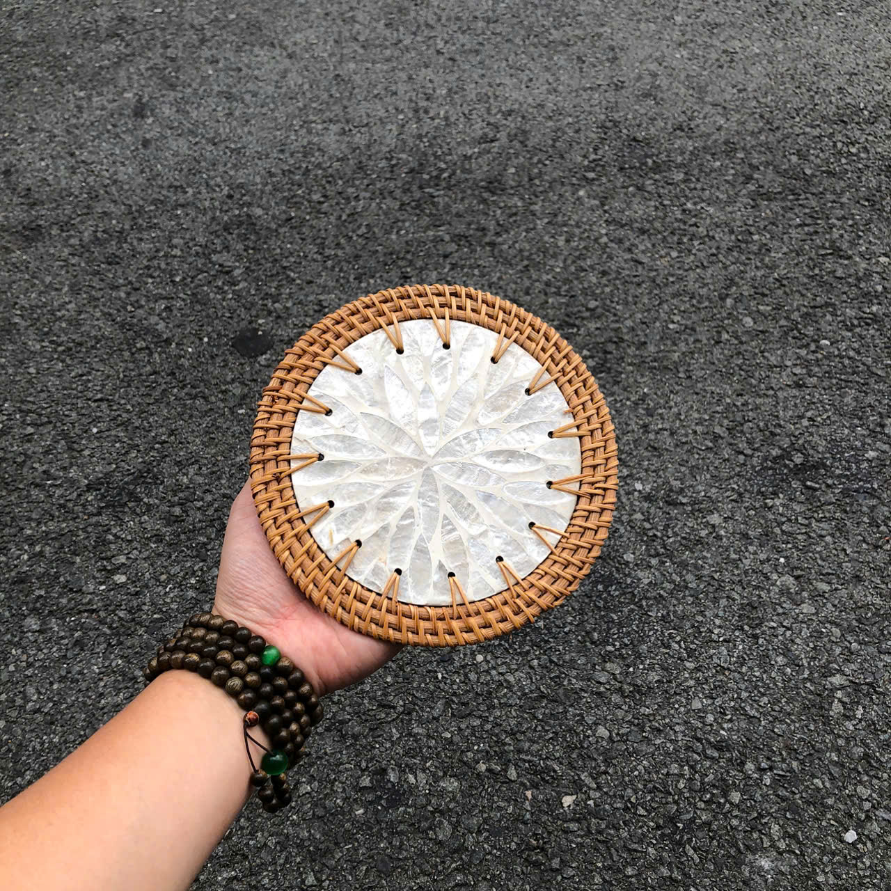ảnh của sản phẩm Tấm lót khảm trai viền mây dùng lót ly/ bình hoa/ nồi decor - Rattan Placemat số 44