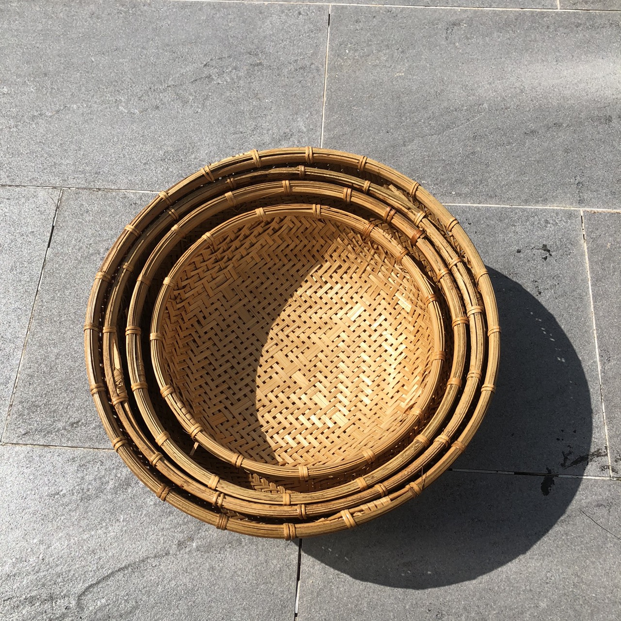 ảnh của sản phẩm Rá Tre - Rổ Tre Đan Thưa Hun Khói Cạp Mây dùng Trang Trí, Decor, Đựng Đồ, Chụp ảnh số 4