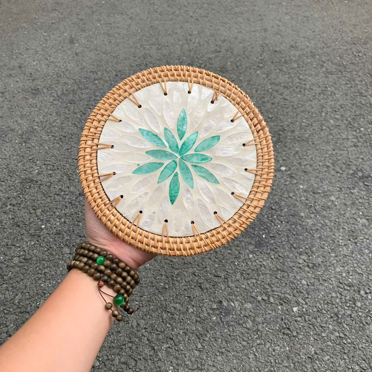 ảnh của sản phẩm Tấm lót khảm trai viền mây dùng lót ly/ bình hoa/ nồi decor - Rattan Placemat số 66