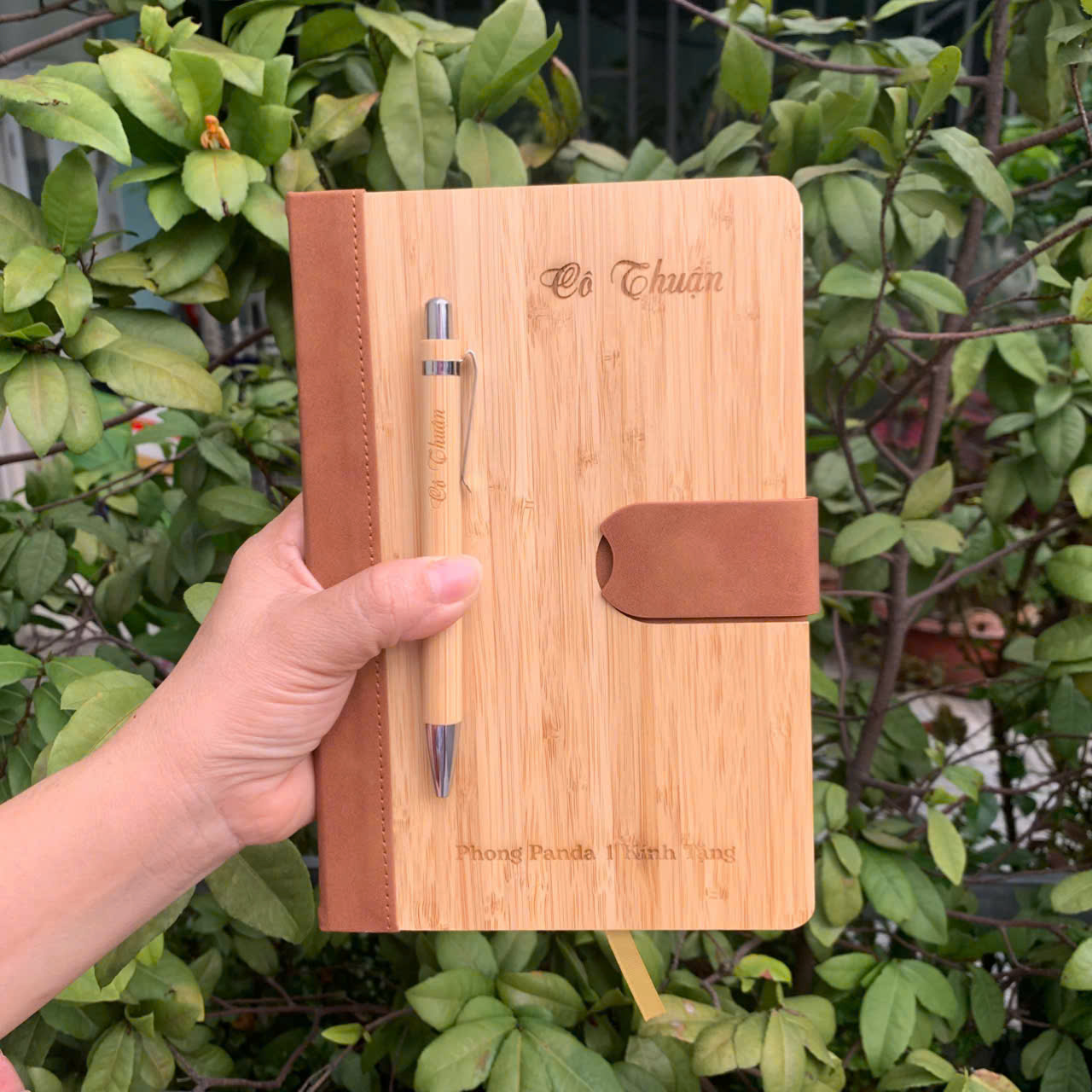 Sổ tay da bìa tre tặng kèm bút bi tre khắc tên theo yêu cầu làm quà tặng giá 149,000 đang rẻ nhất thị trường