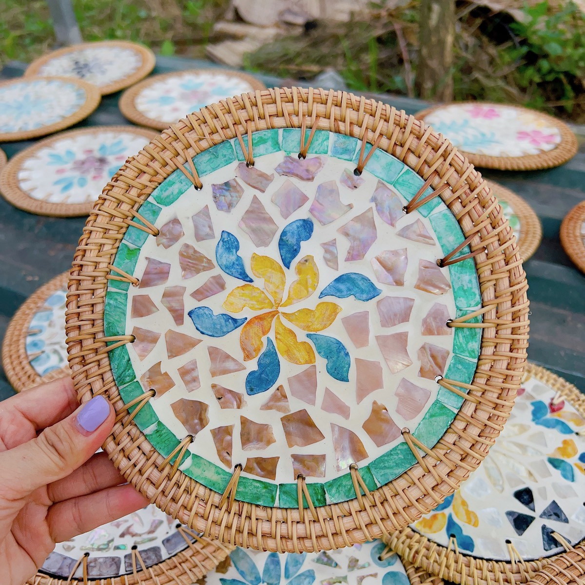 Tấm lót khảm trai viền mây dùng lót ly/ bình hoa/ nồi decor - Rattan Placemat giá 30,000 đang rẻ nhất thị trường