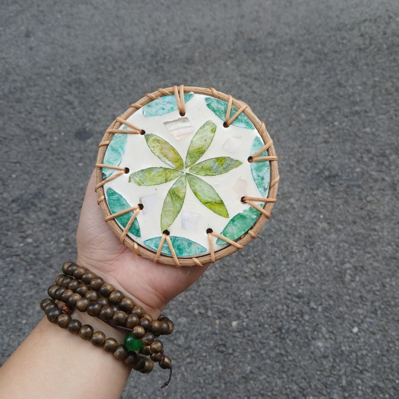 ảnh của sản phẩm Tấm lót khảm trai viền mây dùng lót ly/ bình hoa/ nồi decor - Rattan Placemat số 32