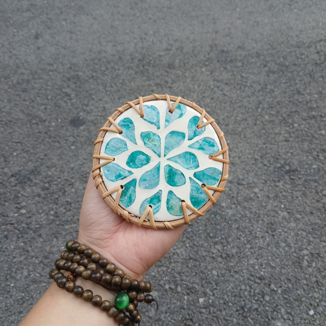 ảnh của sản phẩm Tấm lót khảm trai viền mây dùng lót ly/ bình hoa/ nồi decor - Rattan Placemat số 28