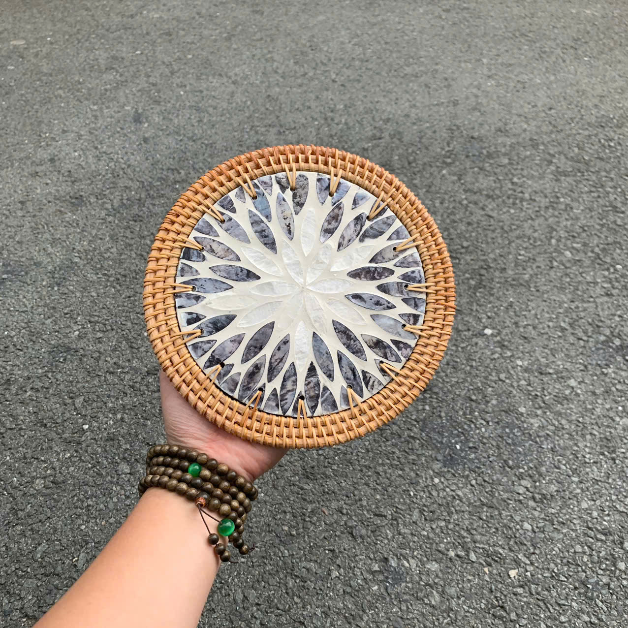ảnh của sản phẩm Tấm lót khảm trai viền mây dùng lót ly/ bình hoa/ nồi decor - Rattan Placemat số 68