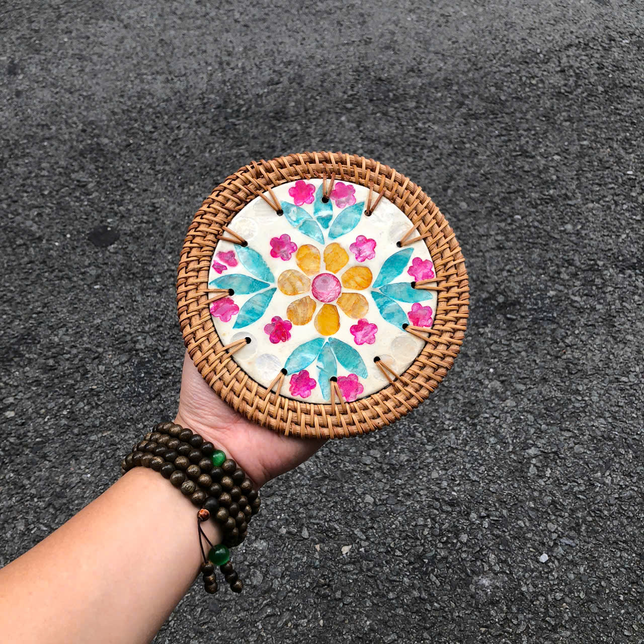 ảnh của sản phẩm Tấm lót khảm trai viền mây dùng lót ly/ bình hoa/ nồi decor - Rattan Placemat số 48