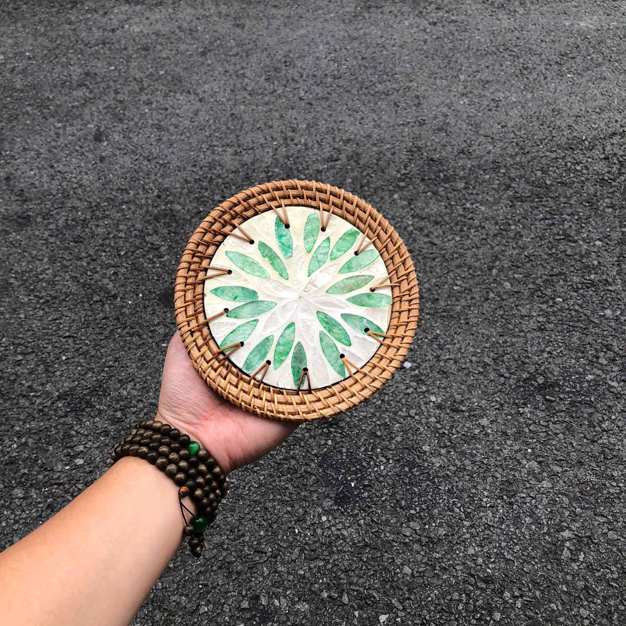 ảnh của sản phẩm Tấm lót khảm trai viền mây dùng lót ly/ bình hoa/ nồi decor - Rattan Placemat số 64