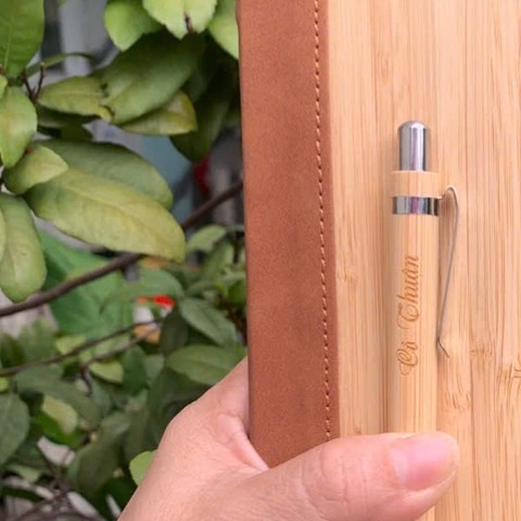 Sổ tay da bìa tre tặng kèm bút bi tre khắc tên theo yêu cầu làm quà tặng giá 149,000 đang rẻ nhất thị trường