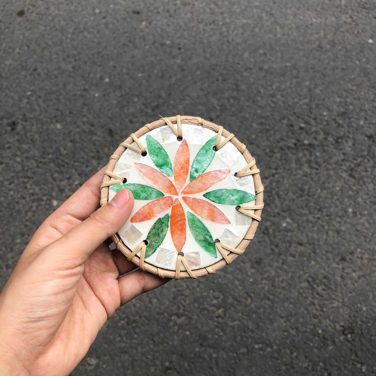 ảnh của sản phẩm Tấm lót khảm trai viền mây dùng lót ly/ bình hoa/ nồi decor - Rattan Placemat số 74
