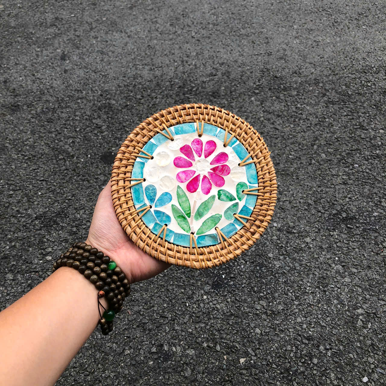 ảnh của sản phẩm Tấm lót khảm trai viền mây dùng lót ly/ bình hoa/ nồi decor - Rattan Placemat số 70