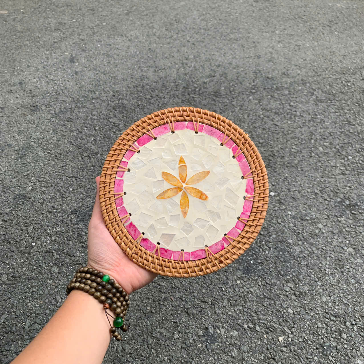 ảnh của sản phẩm Tấm lót khảm trai viền mây dùng lót ly/ bình hoa/ nồi decor - Rattan Placemat số 63