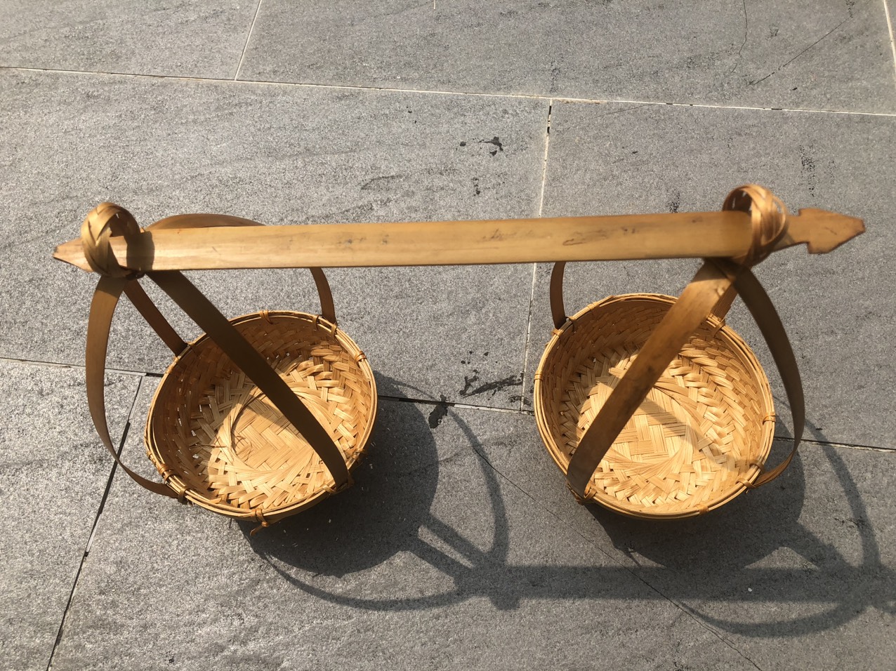 ảnh của sản phẩm Quang gánh mini trang trí decor dễ thương chụp ảnh - Quang gánh tre mini hun khói số 4