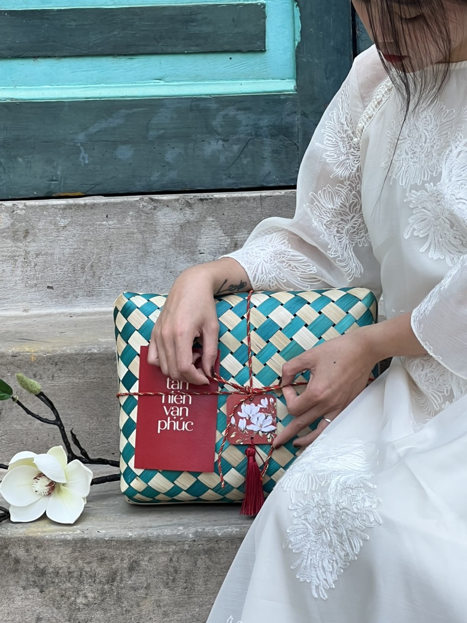 Hộp đựng quà Tết độc lạ - Hộp tre đan xanh trắng có khoá (không bao gồm dây và phụ kiện) giá 120,000 đang rẻ nhất thị trường