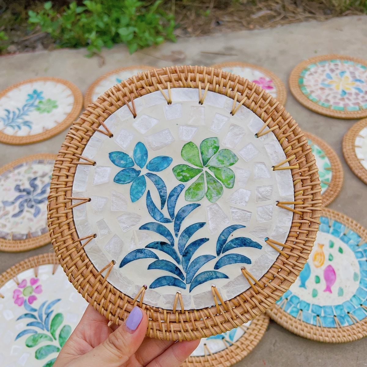 ảnh của sản phẩm Tấm lót khảm trai viền mây dùng lót ly/ bình hoa/ nồi decor - Rattan Placemat số 10