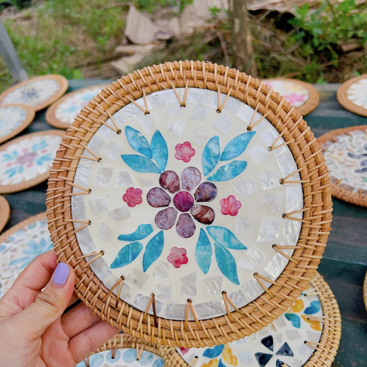 ảnh của sản phẩm Tấm lót khảm trai viền mây dùng lót ly/ bình hoa/ nồi decor - Rattan Placemat số 5
