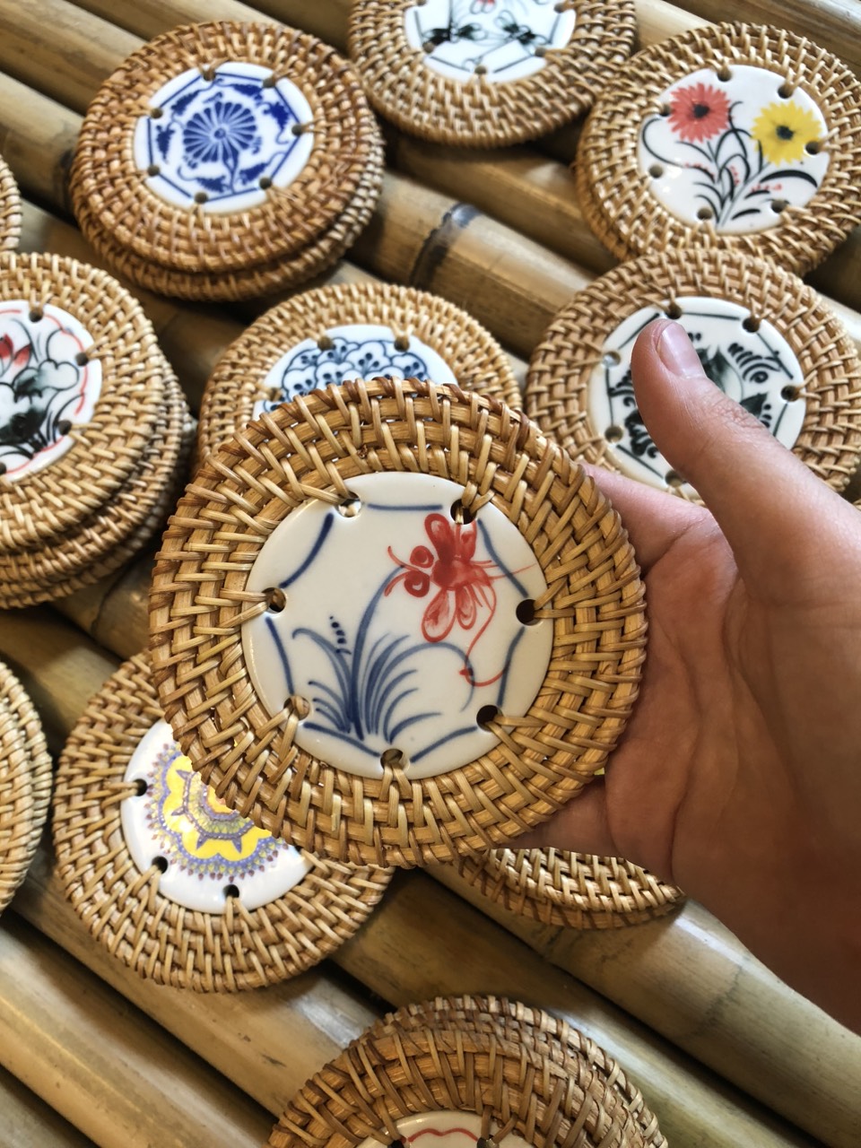 Lót mây sứ 9cm làm quà tặng decor xinh xắn (nhiều mẫu) - Ceramic Coaster giá 30,000 đang rẻ nhất thị trường