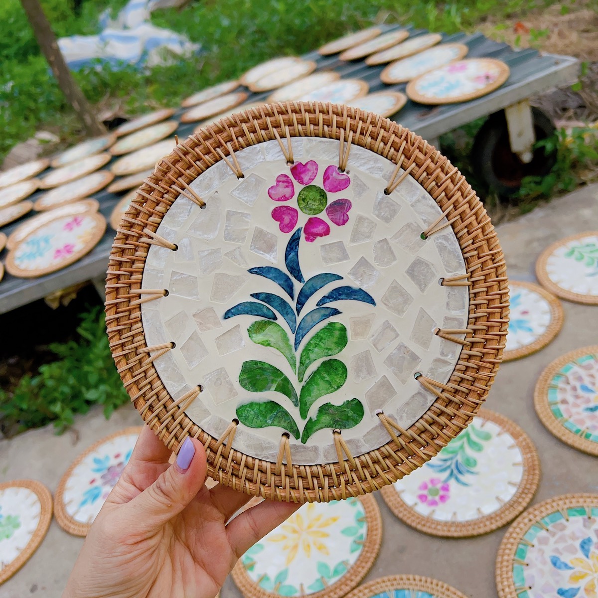 ảnh của sản phẩm Tấm lót khảm trai viền mây dùng lót ly/ bình hoa/ nồi decor - Rattan Placemat số 12