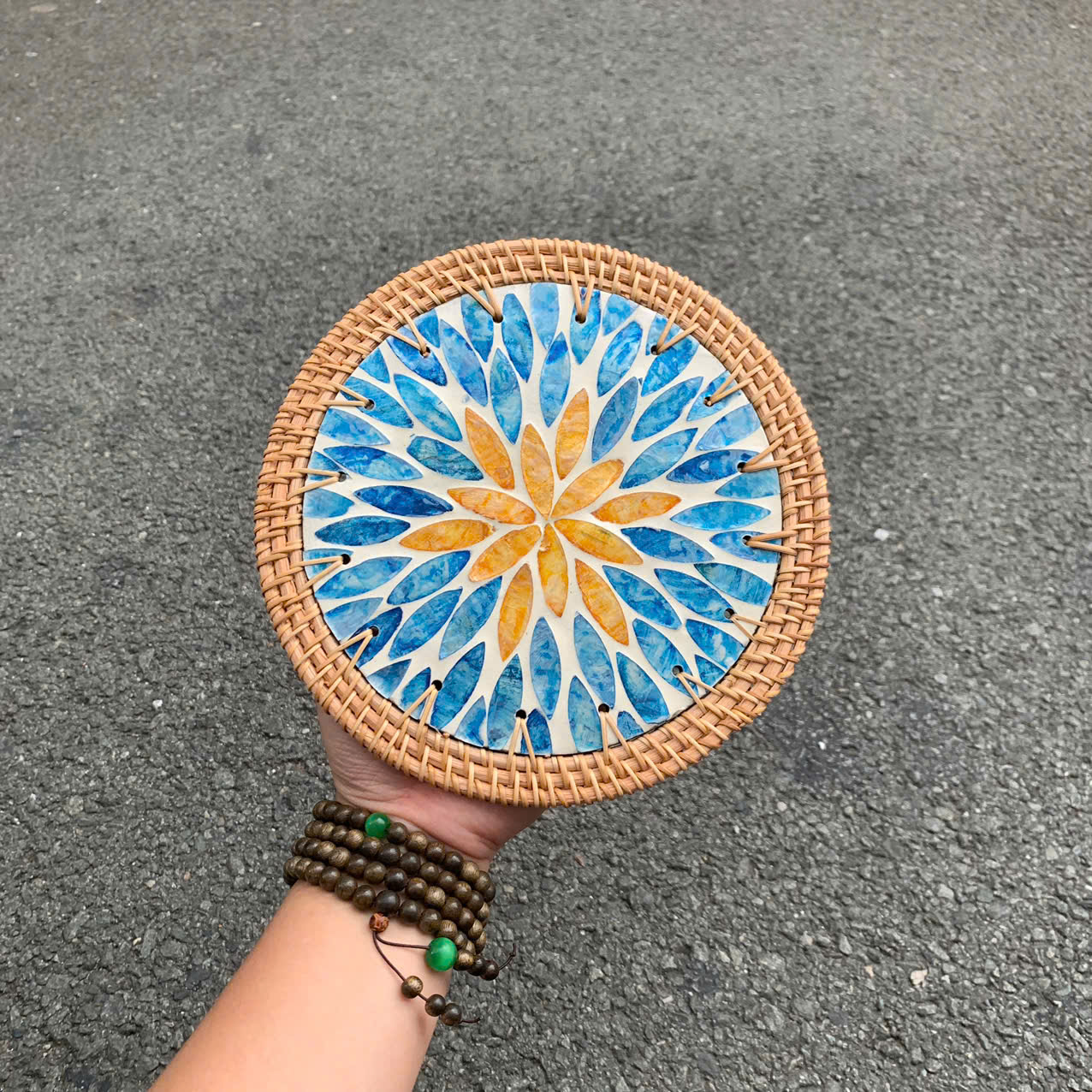 ảnh của sản phẩm Tấm lót khảm trai viền mây dùng lót ly/ bình hoa/ nồi decor - Rattan Placemat số 61