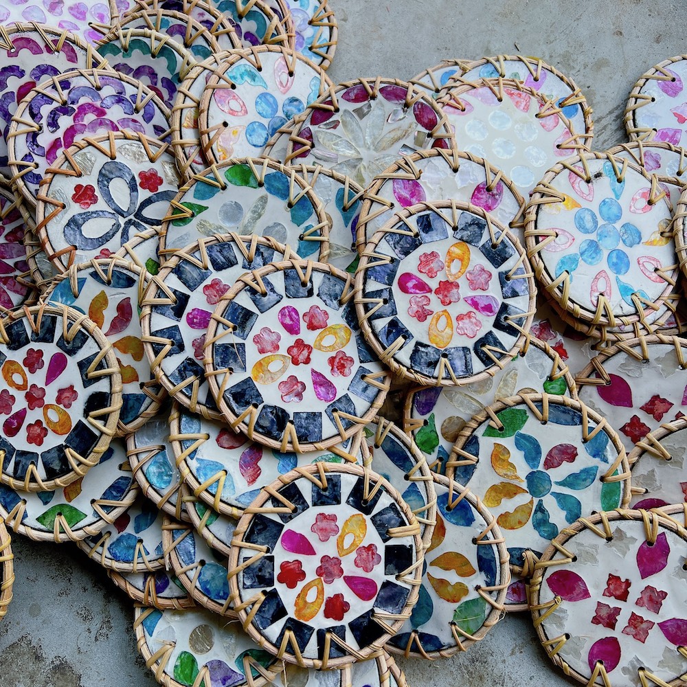ảnh của sản phẩm Tấm lót khảm trai viền mây dùng lót ly/ bình hoa/ nồi decor - Rattan Placemat số 15