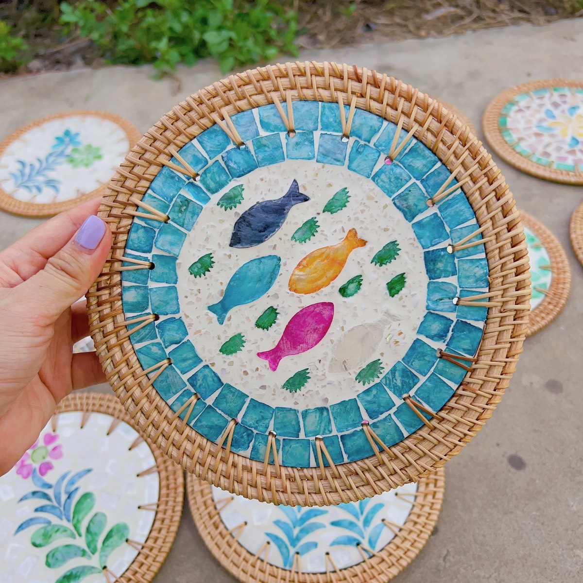 ảnh của sản phẩm Tấm lót khảm trai viền mây dùng lót ly/ bình hoa/ nồi decor - Rattan Placemat số 14