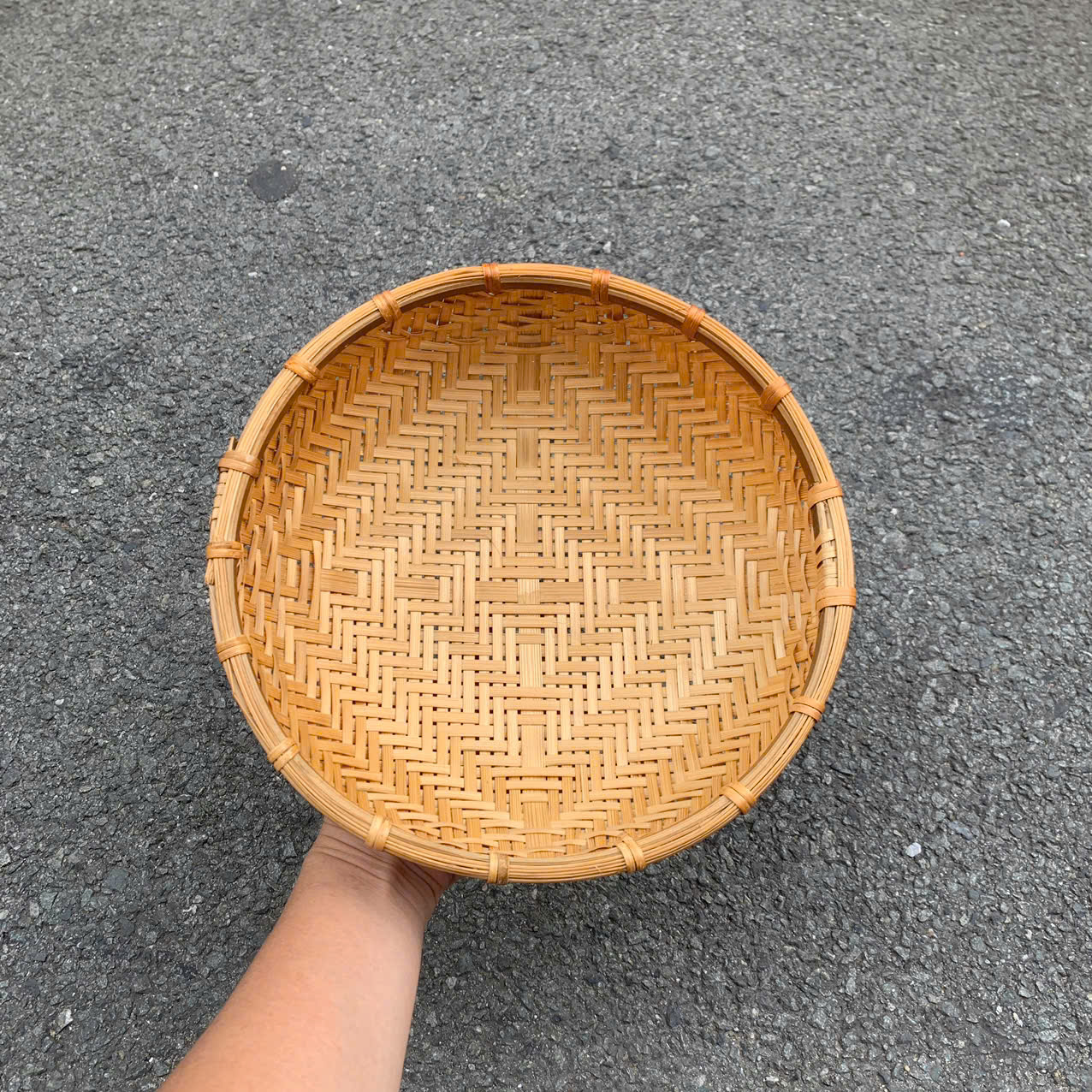 ảnh của sản phẩm Rá Tre - Rổ Tre Đan Thưa Hun Khói Cạp Mây dùng Trang Trí, Decor, Đựng Đồ, Chụp ảnh số 13