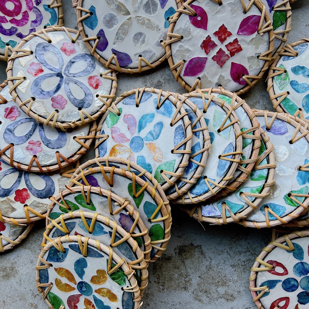 Tấm lót khảm trai viền mây dùng lót ly/ bình hoa/ nồi decor - Rattan Placemat giá 30,000 đang rẻ nhất thị trường