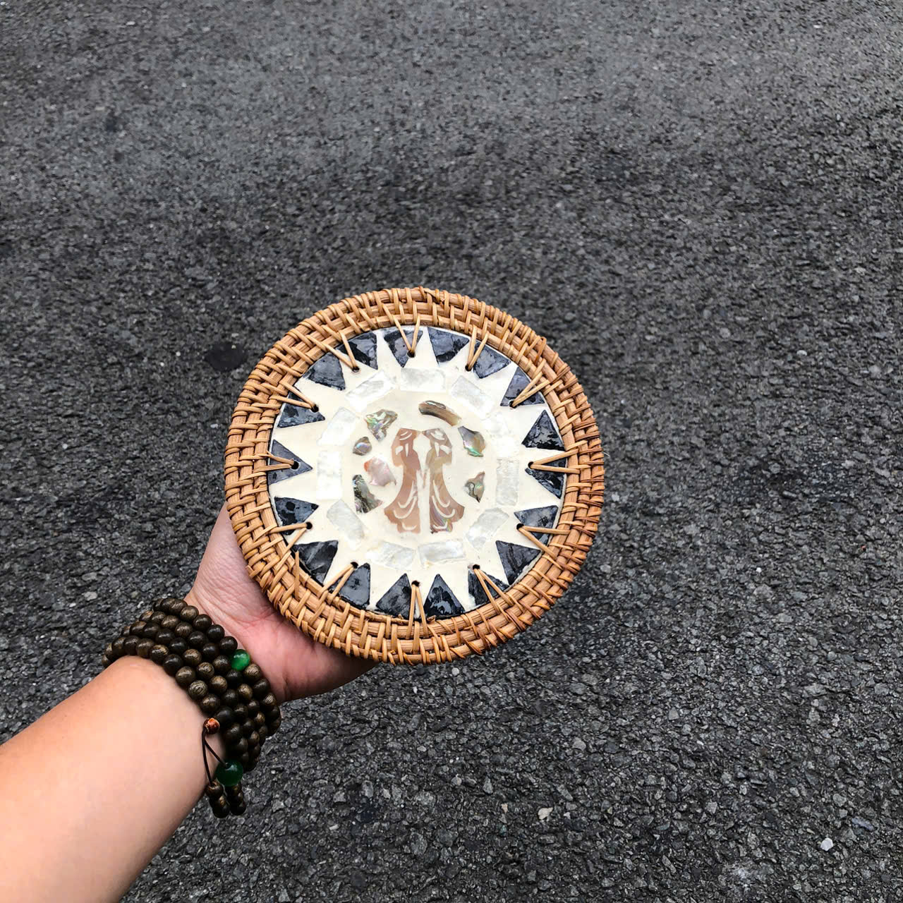 ảnh của sản phẩm Tấm lót khảm trai viền mây dùng lót ly/ bình hoa/ nồi decor - Rattan Placemat số 53