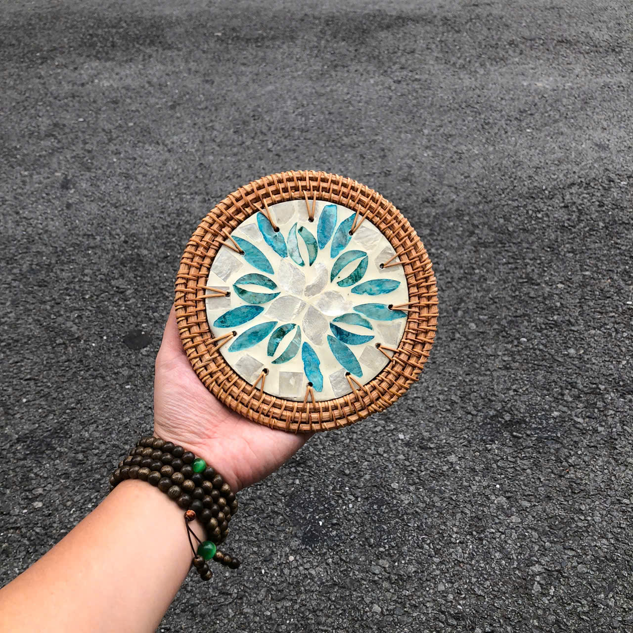 ảnh của sản phẩm Tấm lót khảm trai viền mây dùng lót ly/ bình hoa/ nồi decor - Rattan Placemat số 46
